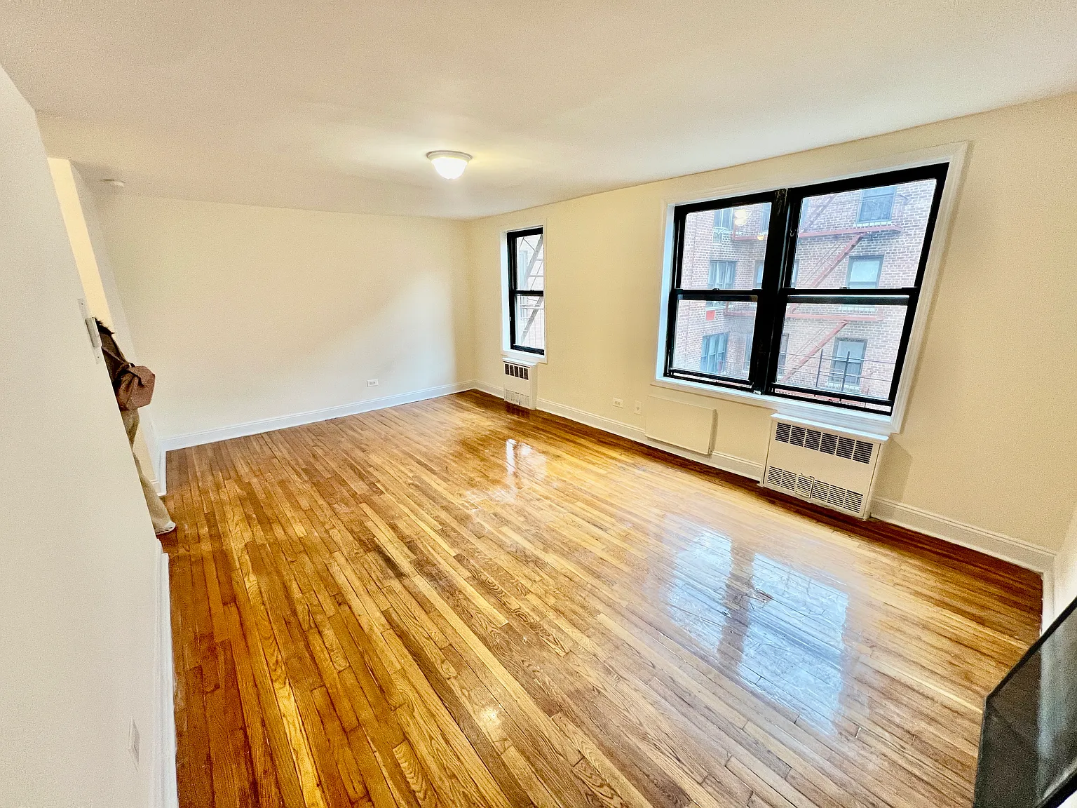 Studio, 700 sqft, $1,825 — Photo 2