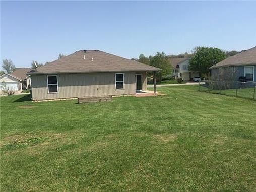 3rd image of 700 SW Graystone Dr
