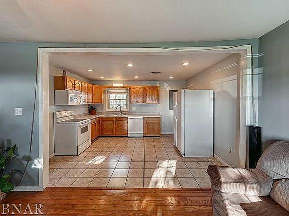 3rd image of 102 Valerie Ln