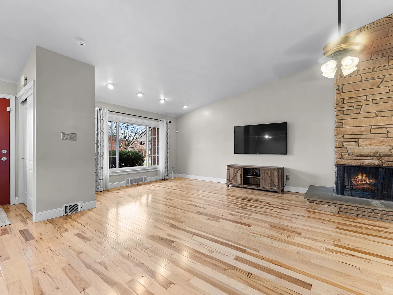 1274 Folkstone Dr — Photo 4