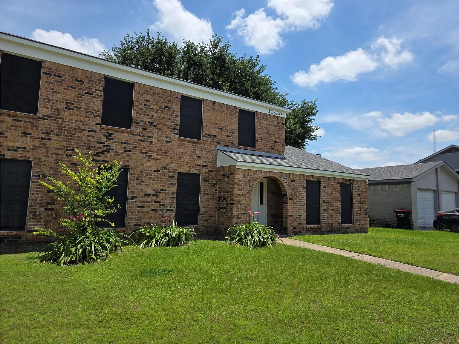 4 bed, 2.5 bath, 2394 sqft, $2,100 — Photo 1