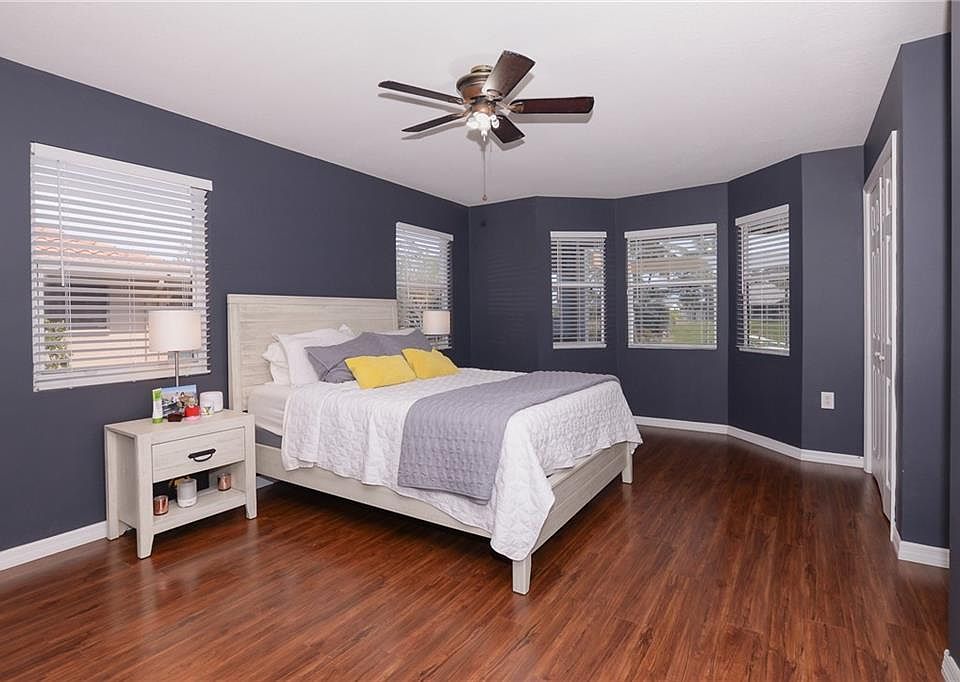 LARGE PRIMARY BEDROOM
