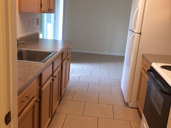 3rd image of 835 Vincent Dr