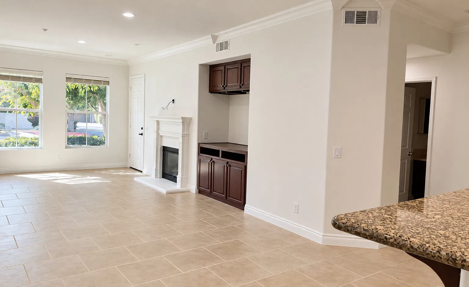 3 bed, 1959 sqft, $4,995 — Photo 2