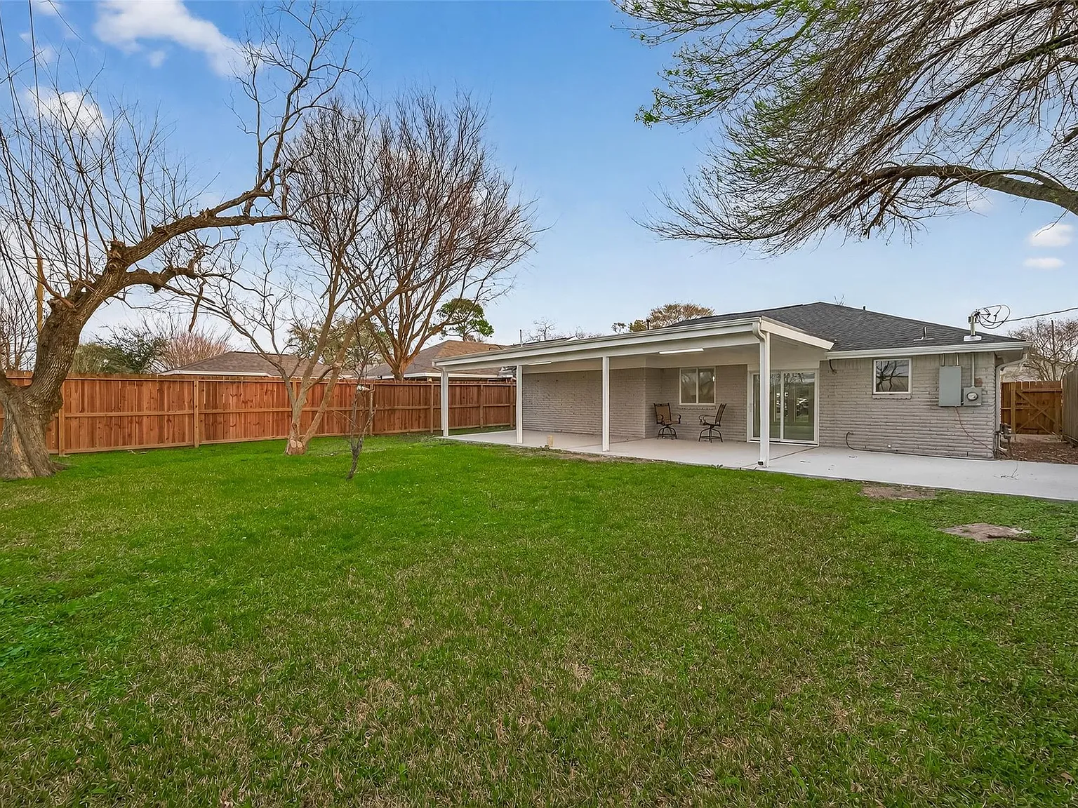 3 bed, 2.0 bath, 1222 sqft, $2,095 — Photo 2