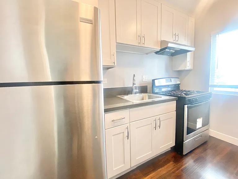 5555 Carlton Way Property — Photo 3