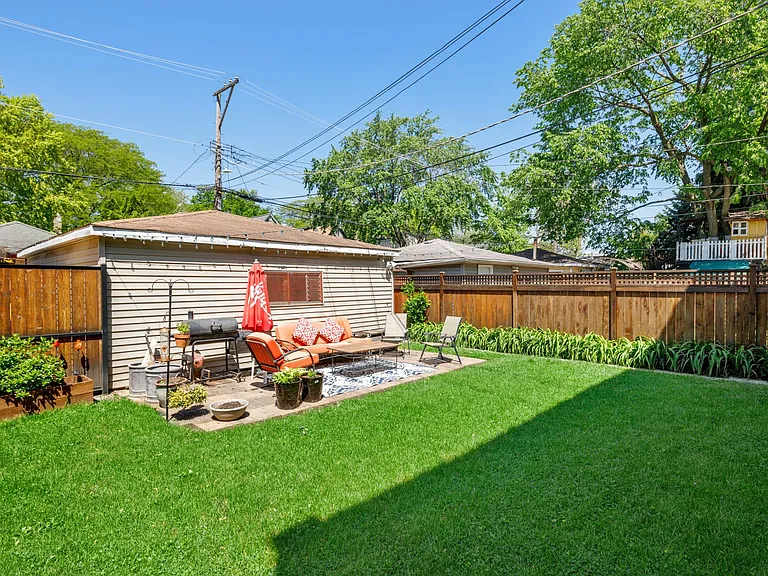 Garden shared with 4 units
