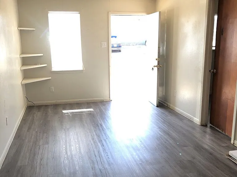 406 Sunset Ln — Photo 2