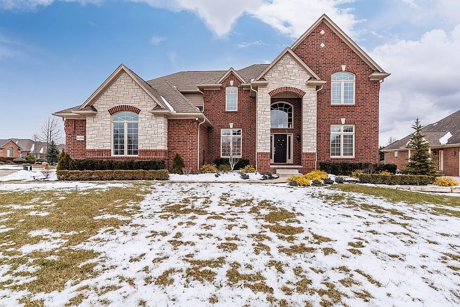 1st image of 61394 Admiral Dr