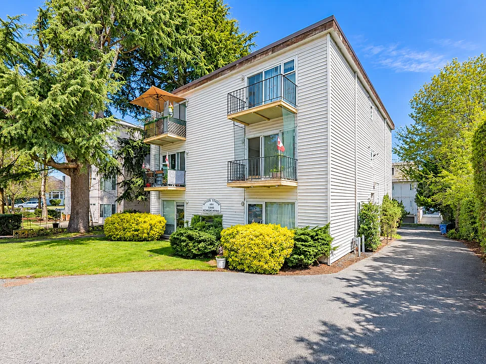160 Stewart Ave #2