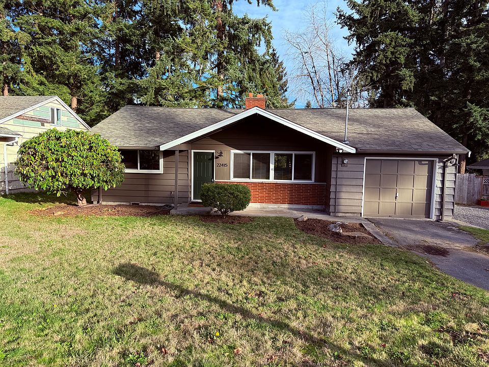 Charming Edmonds bungalow located in the heart of everything you want to do! Minutes to freeways, shopping, restaurants, Lake Ballinger, parks and golf course.