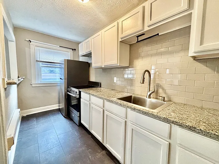 3416 Wyandotte St — Photo 7