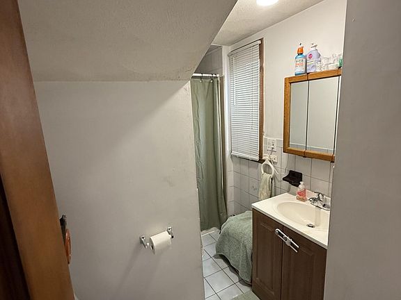 5th image of 585 Somerville Ave