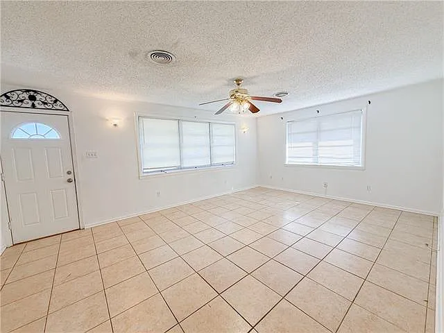 3 bed, 2.0 bath, 1137 sqft, $1,600 — Photo 3