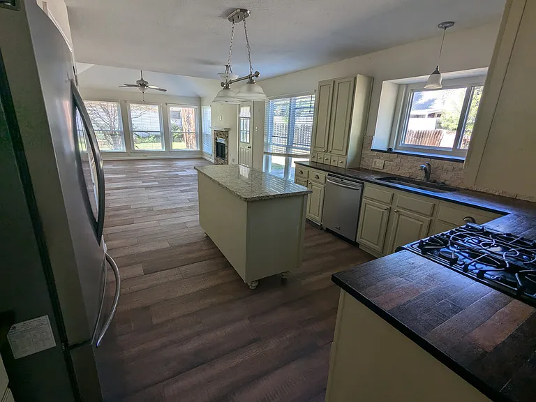 2221 Bershire Dr — Photo 7