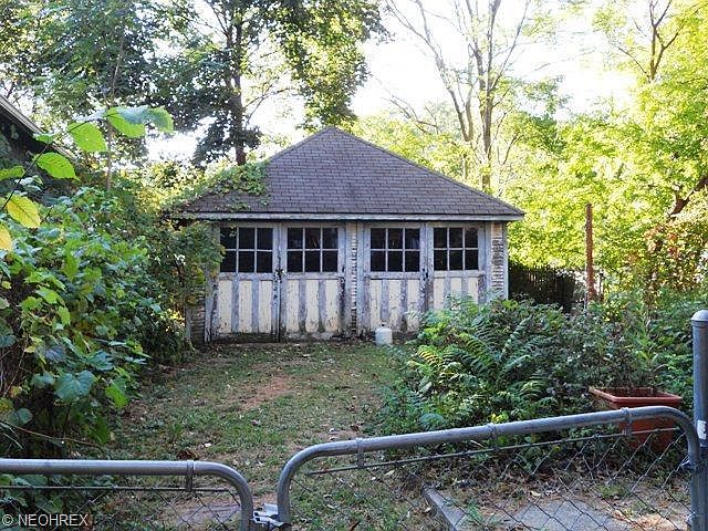 2nd image of 828 Allyn St