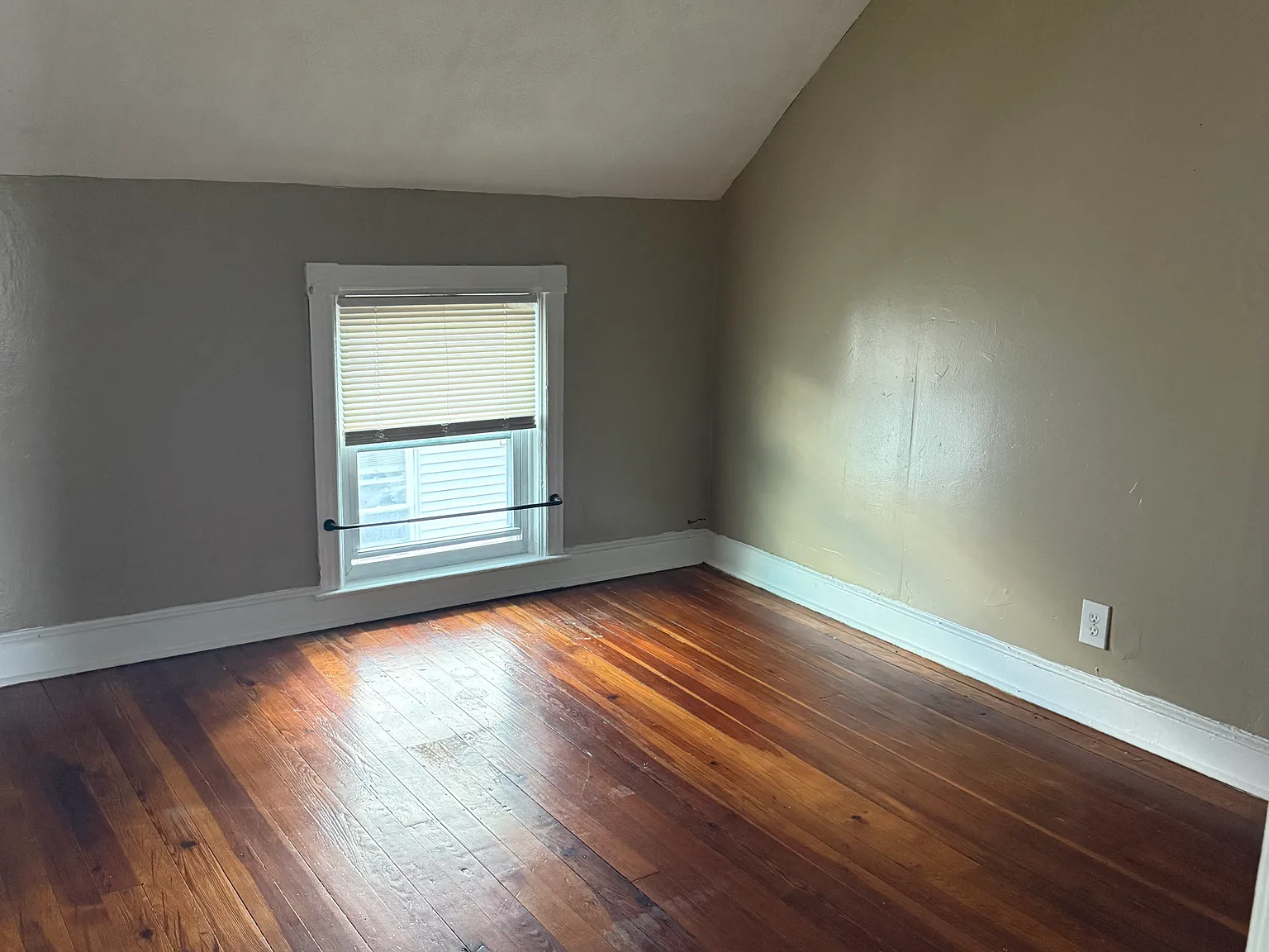 3 bed, 1205 sqft, $1,900 — Photo 2