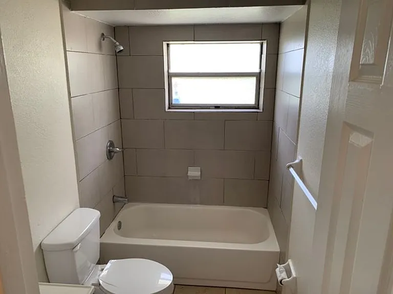 412 Country Lane Dr — Photo 2