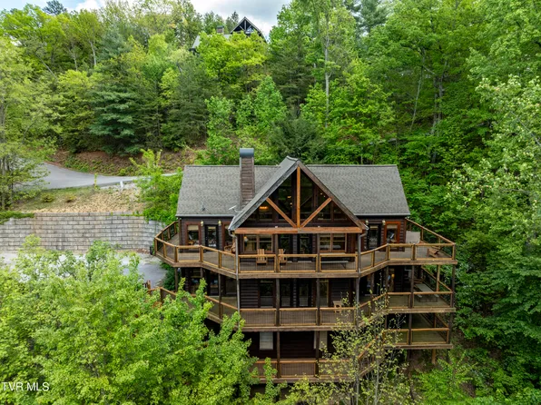 3747 Edge Park Dr, Sevierville, TN 37862