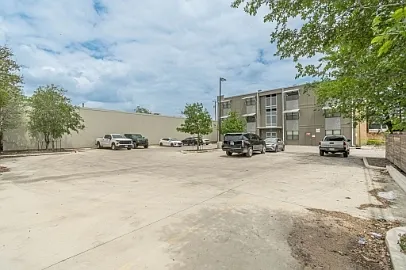 711 S Frio St — Photo 134