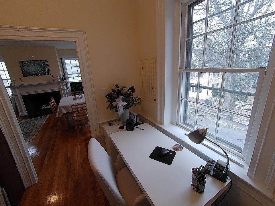 Bright home office/Den/Guest room off the living room