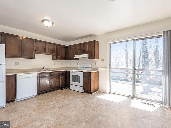 5th image of 6801 Goldfinch Cir