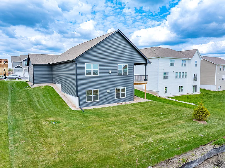 717 Winterberry Ln — Photo 9