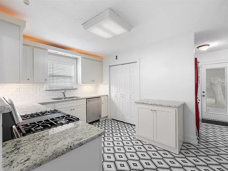 3221 Greene Ave — Photo 22