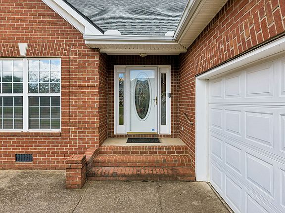 4th image of 371 Sayre Ln