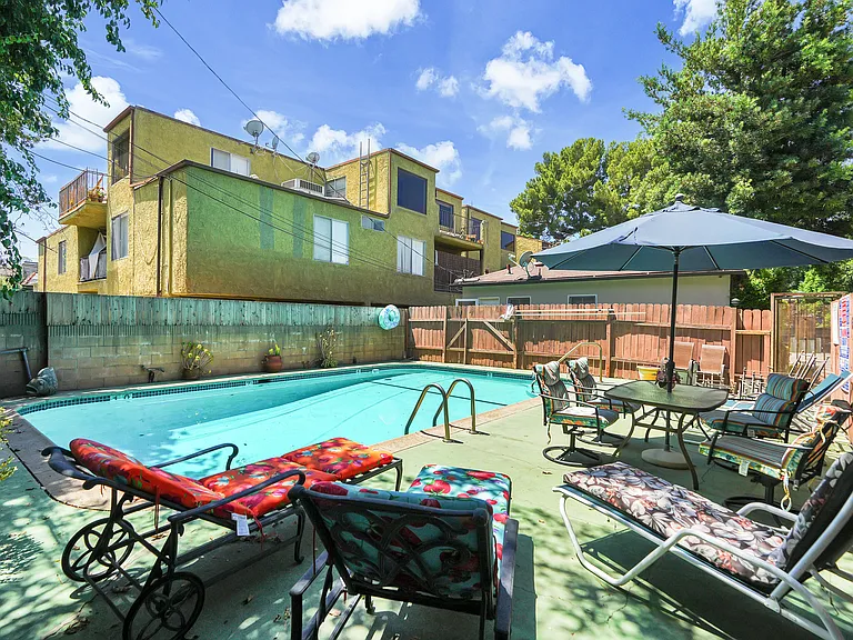 4268 Troost Ave — Photo 10