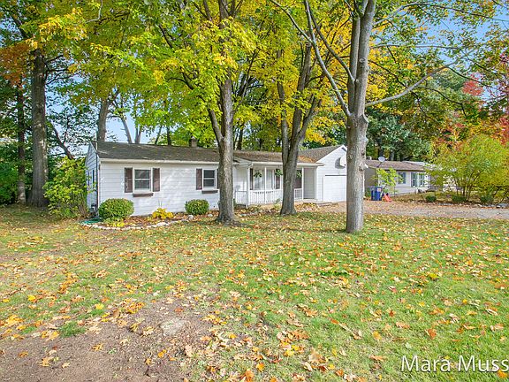 3rd image of 1231 Fallingbrook Dr SE