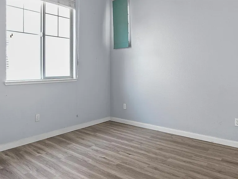 1079 Portofino Ave — Photo 11
