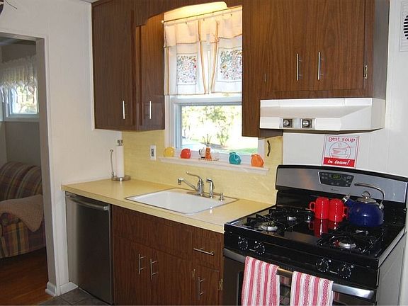 Bosch Stainless Dishwasher & Brand New Stove