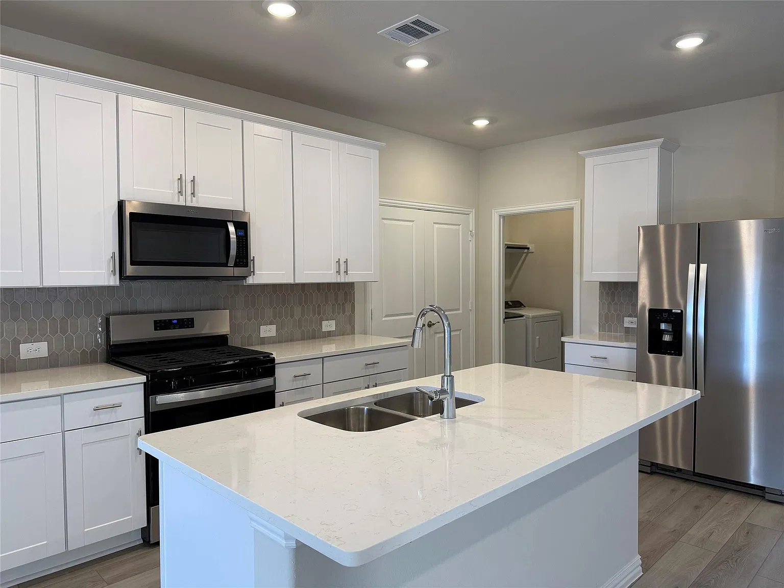 4 bed, 2055 sqft, $2,500 — Photo 2