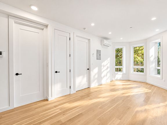 5th image of 1413 Hancock St #2F