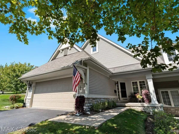 8166 Sequoia Ln, White Lake, MI 48386