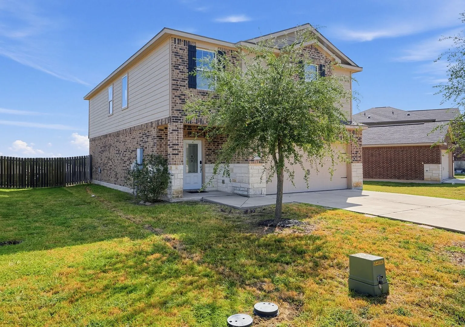 Spacious 4BR House in Manor — Photo 2