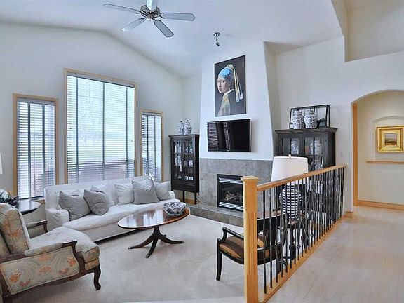 3rd image of 92 Sherwood Rise NW