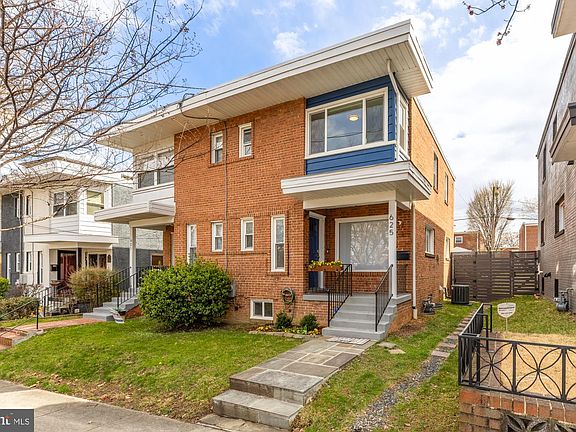 2nd image of 625 Kensington Pl NE