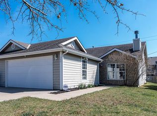 360 12th St, Tonganoxie, KS 66086