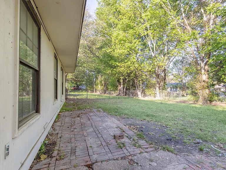 212 Bobbie Ct — Photo 3