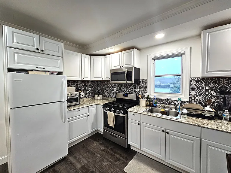 21 King St #2 — Photo 3
