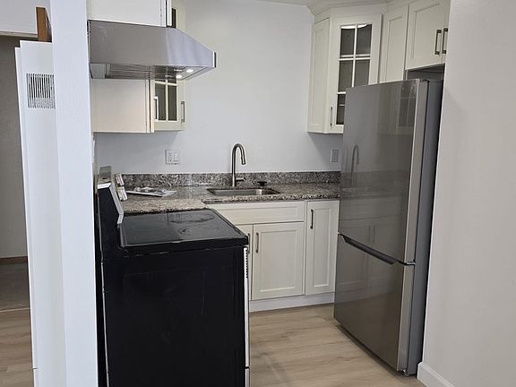 2nd image of 520 Clayton St APT 2