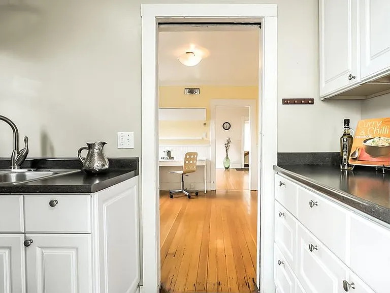 353 SW B Ave — Photo 9