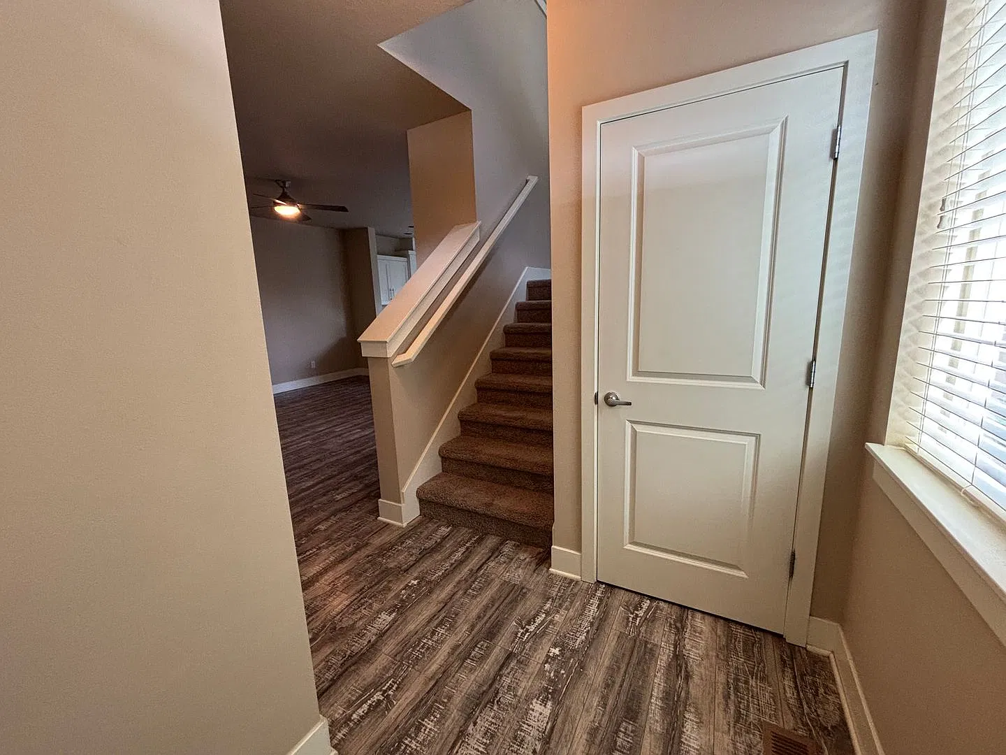 Beautiful 3 Bed/2.5 Bath Townhome in Great Location - Vail Lane — Photo 2