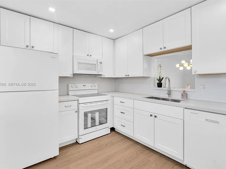 218 NE 12th Ave #302 — Photo 4