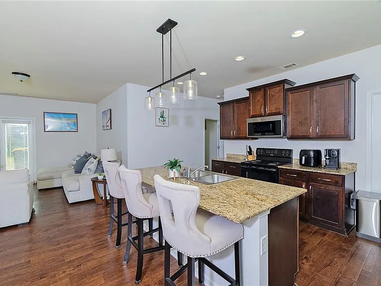 2084 Sawgrass Dr — Photo 5