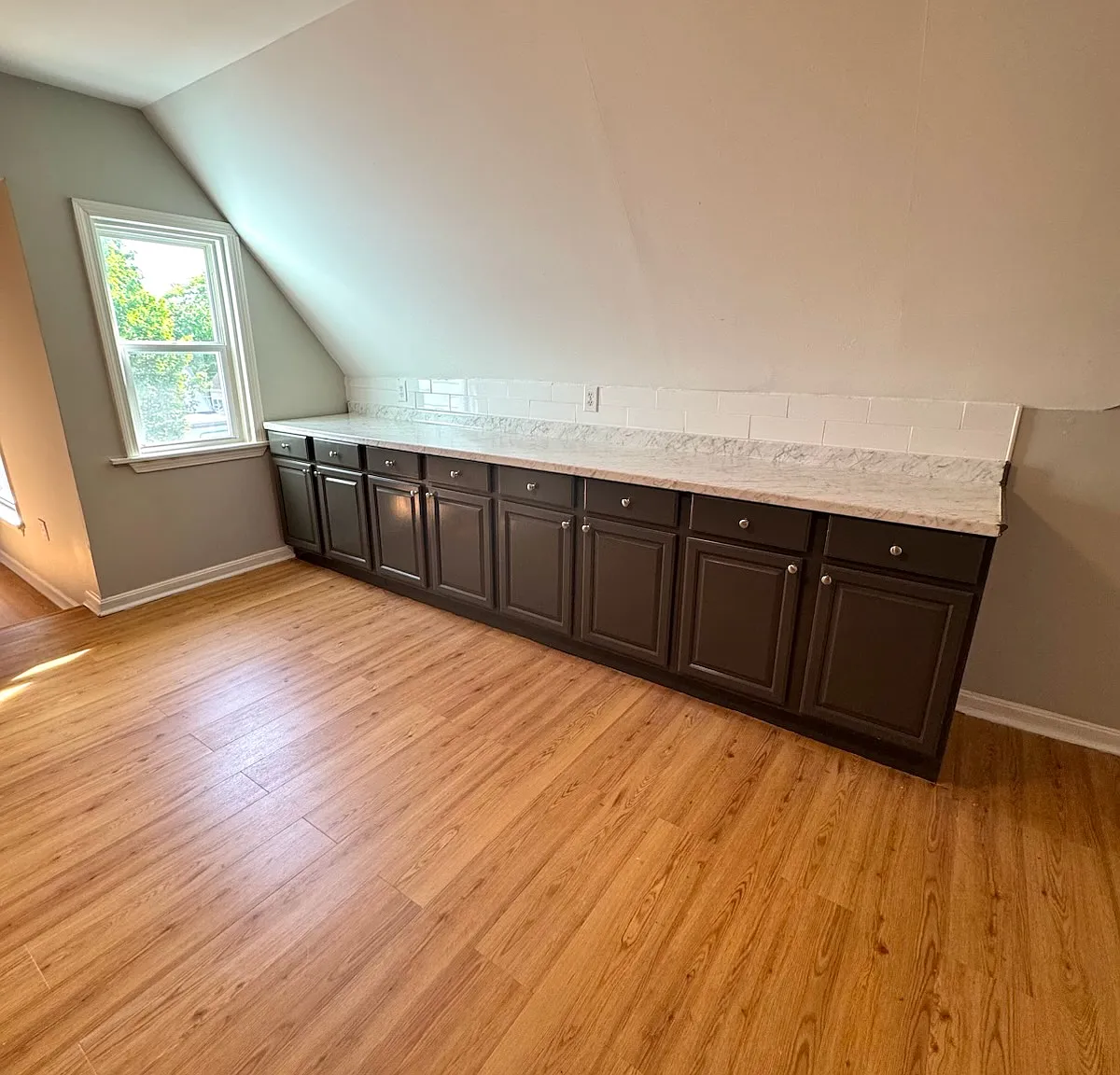 3 bed, 1000 sqft, $1,900 — Photo 2