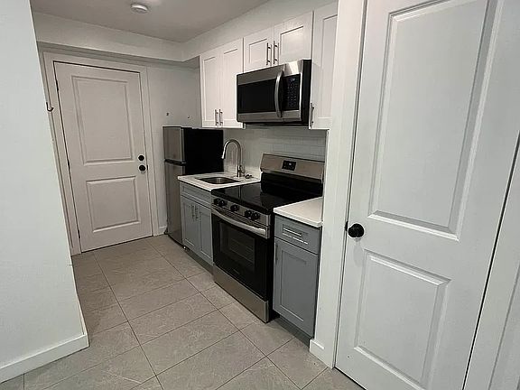 2nd image of 896 Willoughby Ave #3