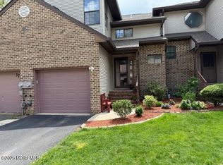 372 Oak Knoll Dr, Manalapan, NJ 07726